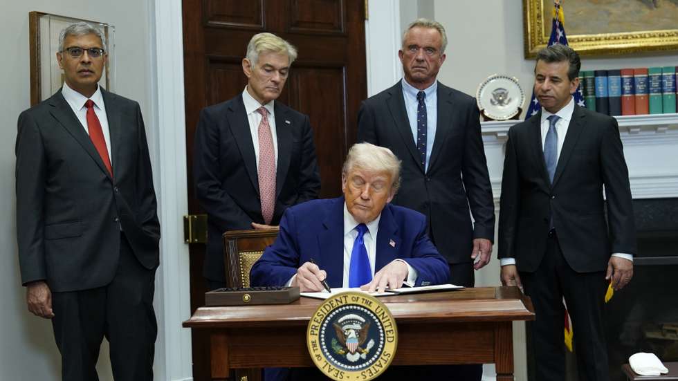 epa12094590 US President Donald J Trump (C) signs an executive order that he promises will lower the cost of those prescription drugs almost immediately after taking questions following his remarks on the India-Pakistan cease-fire, the new US-China Trade Deal, the return of Eden Alexander from Hamas captivity and the high cost of prescription drugs, in the Roosevelt Room of the White House in Washington, DC, USA, 12 May 2025. Standing behind the President, from left to right: Martin A Makary, Commissioner, US Food and Drug Administration (FDA); Jay Bhattacharya, Director, National Institutes of Health (NIH); US Secretary of Health and Human Services Robert F. Kennedy, Jr; and Mehmet Oz, Administrator, Centers for Medicare and Medicaid Services (CMMS).  EPA/CHRIS KLEPONIS/ POOL