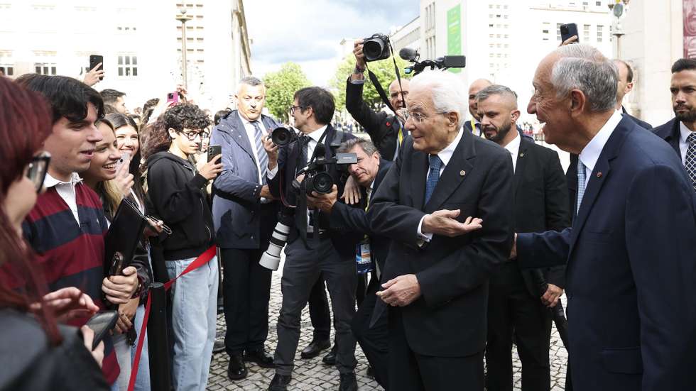 epa12097435 Portuguese President Marcelo Rebelo de Sousa (R), accompanied by Italian President Sergio Mattarella (2-R), attends the honorary doctorate ceremony for the Italian President and the Spanish King at the University of Coimbra in Coimbra, Portugal, 13 May 2025. Portuguese President Marcelo Rebelo de Sousa will present the honorary doctorates to both recipients. King Felipe VI will receive his honour from the Faculty of Law (FDUC), while President Sergio Mattarella will be recognised by the Faculty of Economics (FEUC).  EPA/PAULO NOVAIS