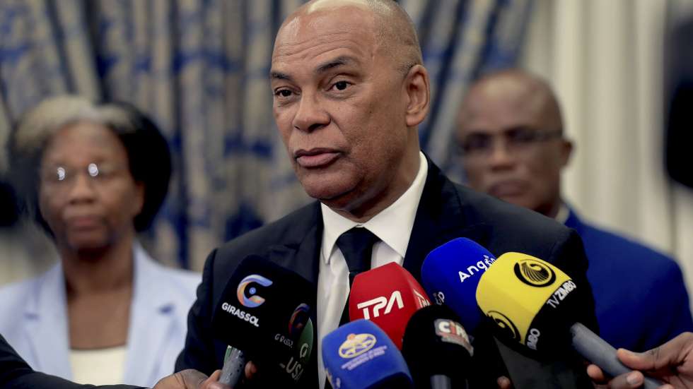 O líder da UNITA, Adalberto Costa Júnior, fala aos jornalistas após o encontro com o Presidente angolano, João Lourenço (» ausente na fotografia), no Palácio Presidencial em Luanda, Angola, 13 de maio de 2025. AMPE ROGÉRIO/LUSA