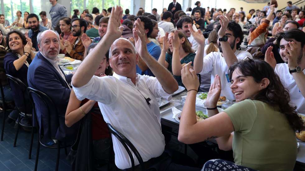 O secretário-geral do Partido Comunista Português (PCP), Paulo Raimundo (C), em contacto com estudantes à hora do almoço na Cantina velha da Universidade de Lisboa (UL), inserido nas ações de campanha Coligação Democrática Unitária (CDU) para as eleições legislativas, em Lisboa, 14 de maio de 2025. MANUEL DE ALMEIDA/LUSA