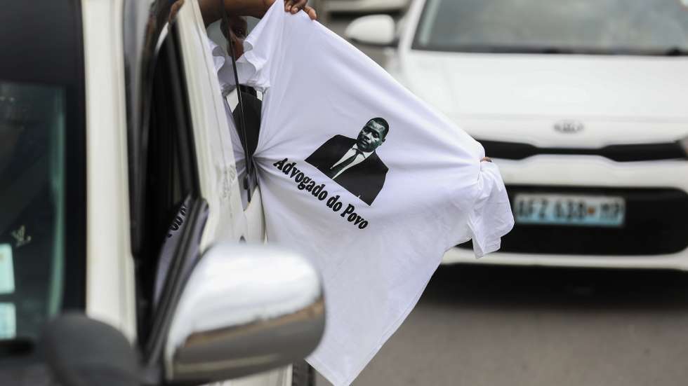Funeral de Elvino Dias, assessor jurídico do candidato presidencial Venâncio Mondlane, em Maputo, Moçambique, 23 de outubro de 2024. A polícia moçambicana confirmou no sábado, à Lusa, que a viatura em que seguiam Elvino Dias, advogado do candidato presidencial Venâncio Mondlane, e Paulo Guambe, mandatário do Povo Otimista para o Desenvolvimento de Moçambique (Podemos), partido que apoia Mondlane, mortos a tiro, foi “emboscada”. LUÍSA NHANTUMBO/LUSA