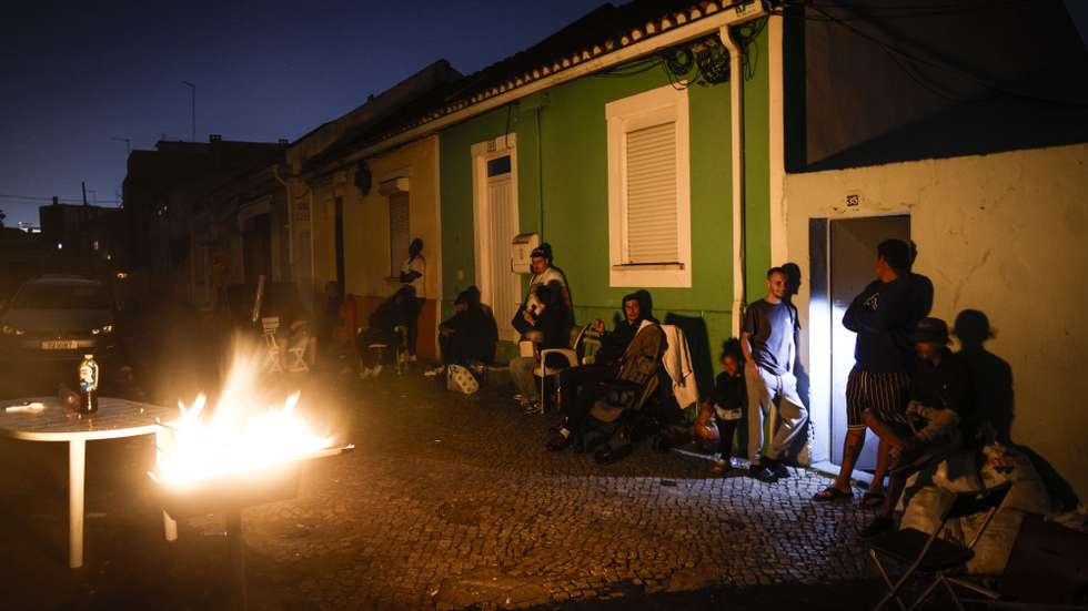 Um grupo de pessoas aguarda o restabelecimento da luz no Bairro da Liberdade, devido ao apagão que afeta Portugal de Norte a Sul e outros países europeus, em Lisboa, 28 de abril de 2025. O Governo criou um grupo de trabalho para acompanhar o apagão que afeta Portugal de Norte a Sul e outros países europeus e aponta que o problema “terá tido origem” fora de Portugal. ANTÓNIO PEDRO SANTOS/LUSA