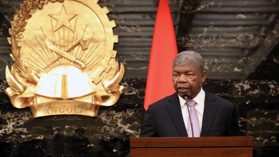 O Presidente de Angola, João Lourenço, intervém na conferência de imprensa conjunta com o Presidente de Moçambique, Daniel Chapo, (ausente da fotografia), após a assinatura de acordos entre os dois países, no Palácio Presidencial, em Luanda, Angola, 16 de maio de 2025. Nesta visita de dois dias, a convite de João Lourenço, com o objetivo de reforçar as relações bilaterais e identificar oportunidades de investimentos e cooperação económica, Daniel Chapo faz-se acompanhar de uma delegação que integra os ministros dos Negócios Estrangeiros e Cooperação, Maria dos Santos Lucas, dos Recursos Minerais e Energia, Estevão Pale, da Economia, Basílio Muhate, e dos Transportes e Logística, João Matlombe, bem como do secretário de Estado do Tesouro e do Orçamento, Amílcar Tivane. AMPE ROGÉRIO/LUSA