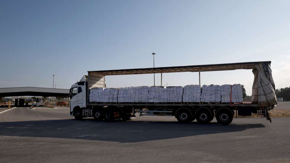 epa12124595 Trucks carrying aid wait to enter the Gaza Strip at the Kerem Shalom crossing, in southern Israel, 22 May 2025. According to the UN half a million people, or one in five people in the Strip are facing starvation while the entire population of the Gaza Strip continues to face a critical risk of famine following 19 months of conflict, mass displacement and severe restrictions on humanitarian aid.  EPA/ATEF SAFADI