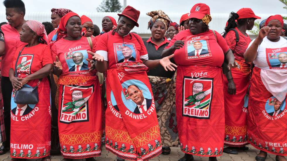 Delegadas da Frente de Libertação de Moçambique à chegada para a terceira sessão extraordinária do Comité Central do partido entre congressos, na Matola, Maputo, Moçambique, 14 de fevereiro de 2025. O Comité Central da Frelimo reúne-se hoje para eleger Daniel Chapo, já empossado chefe de Estado, como presidente do partido no poder em Moçambique. LUÍSA NHANTUMBO/LUSA