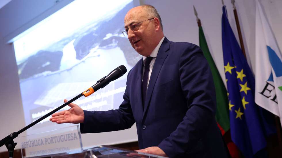O ministro da Agricultura e Pescas, José Manuel Fernandes, intervém durante a apresentação do Estudo de Avaliação do Impacto Económico da Implementação do Empreendimento de Fins Múltiplos de Alqueva, na sede da Edia, Beja, 25 de março de 2025. NUNO VEIGA/LUSA