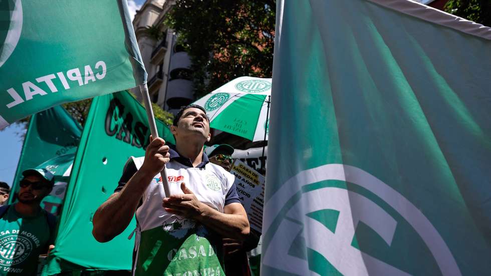 epa11708178 People take part in a protest in Buenos Aires, Argentina, 07 November 2024. Argentinean public sector workers, organised in the State Workers' Association (ATE), demonstrated in different parts of the country threatening a new strike to demand better pay and against the austerity measures being implemented by Javier Milei's government.  EPA/JUAN IGNACIO RONCORONI