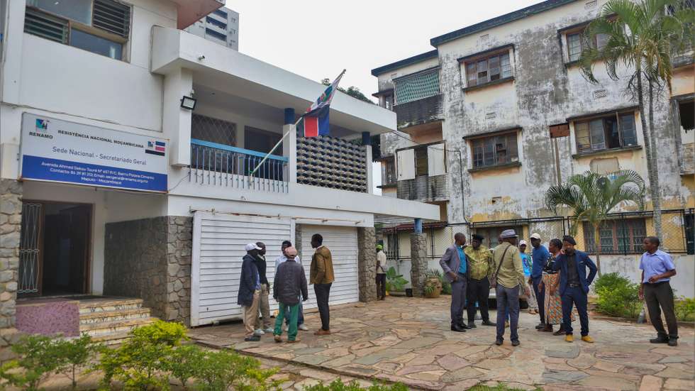 Mais de meia centena de antigos guerrilheiros da Resistência Nacional Moçambicana (RENAMO) estão acampados na sede do partido em Maputo para “forçar” a demissão do líder, Ossufo Momade, acusando-o de “má gestão” da agora terceira força parlamentar, em Maputo, Moçambique, 16 de maio de 2025. LUÍSA NHANTUMBO/LUSA