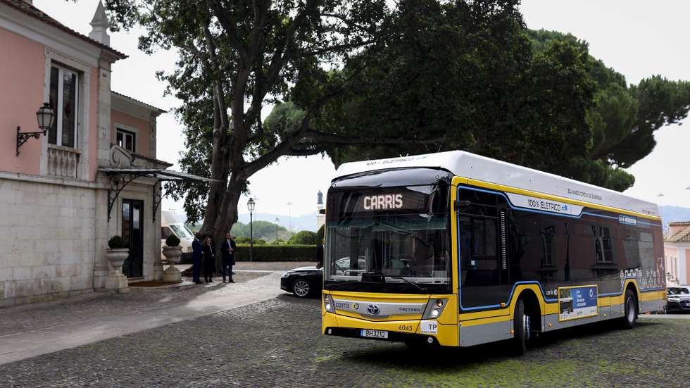 Um autocarro da Carris à chegada ao Palácio de Belém, transporta os membros do Governo para participarem na cerimónia de apresentação dos cumprimentos de Natal do Governo ao Presidente da República, no Palácio de Belém em Lisboa, 18 de dezembro de 2024. FILIPE AMORIM/LUSA