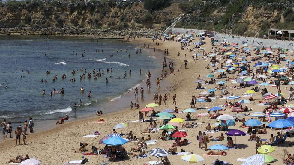 Banhistas tomam banho e apanham sol na Praia de São Pedro do Estoril, Cascais, 24 de junho de 2023. Segundo o Instituto do Mar e da Atmosfera (IPMA), as temperaturas poderão chegar aos 40 graus em várias zonas do país até 
à próxima quinta-feira, dia 29 de junho. JOSÉ SENA GOULÃO/LUSA