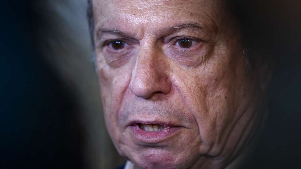 O presidente do Partido Socialista (PS), Carlos César, fala aos jornalistas à chegada para uma reunião extraordinária da Comissão Nacional do PS, para análise da situação política face aos resultados eleitorais do passado dia 18 de maio e aprovação de calendários e regulamentos eleitorais, no Hotel Altis, em Lisboa, 24 de maio de 2025. JOSÉ SENA GOULÃO/LUSA