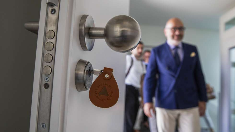 O ministro das Infraestruturas e Habitação, Miguel Pinto Luz, participa na cerimónia de entrega de 6 habitações de renda acessível no âmbito do PRR no concelho de Alcanena, 26 de maio de 2025. PAULO CUNHA/LUSA