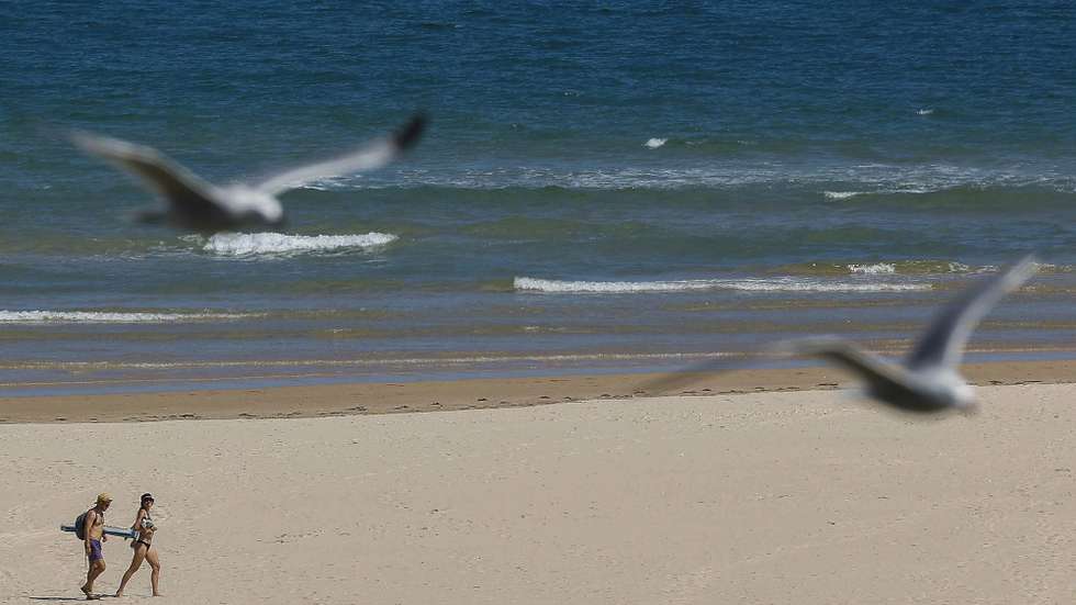 O bom tempo que se começa a sentir no Algarve atrai turistas para as praias do sotavento, Cacela Velha, Vila Real de Santo António, 27 de maio de 2025. LUÍS FORRA/LUSA