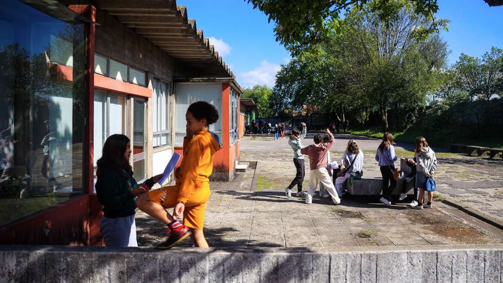 Alunos no recreio da Escola Básica 2/3 Eugénio de Andrade onde existe ensino de língua gestual para ouvintes e surdos e integração destes nesta comunidade escolar, no Porto, 22 de abril de 2025. No Agrupamento de Escolas Eugénio de Andrade, no Porto, surdos e ouvintes aprendem lado a lado em língua gestual e em português, num projeto-piloto que sonha com inclusão plena e aponta como meta abranger até ao 9.º ano. (ACOMPANHA TEXTO DA LUSA DO DIA 23 DE ABRIL DE 2025). JOSÉ COELHO/LUSA