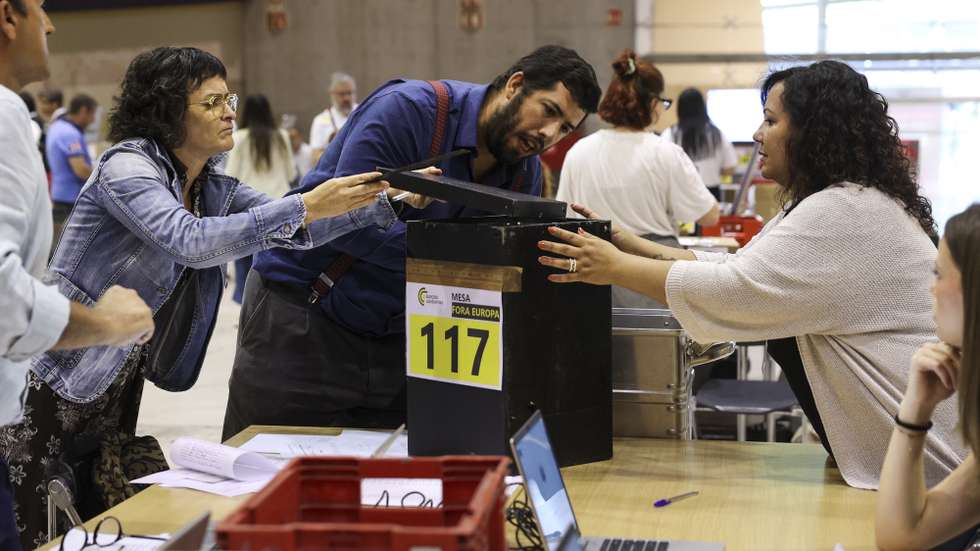Elementos da Comissão Nacional de Eleições (CNE) fazem a contagem dos votos dos emigrantes portugueses, que decidirão qual o segundo partido mais votado nas últimas eleições legislativas em Portugal, na Feira Internacional de Lisboa (FIL), em Lisboa, 27 de maio de 2025. TIAGO PETINGA/LUSA