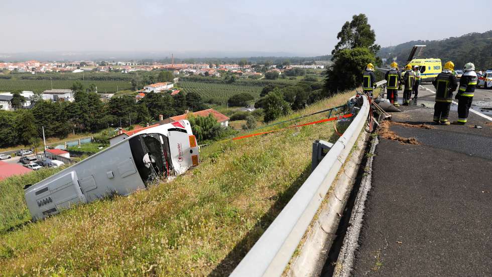 Uma colisão entre um camião e um autocarro, que transportava alunos de uma escola de Coimbra, causou hoje sete feridos ligeiros na autoestrada A8, em Alfeizerão, Alcobaça, 30 de maio de 2025. PAULO CUNHA/LUSA
