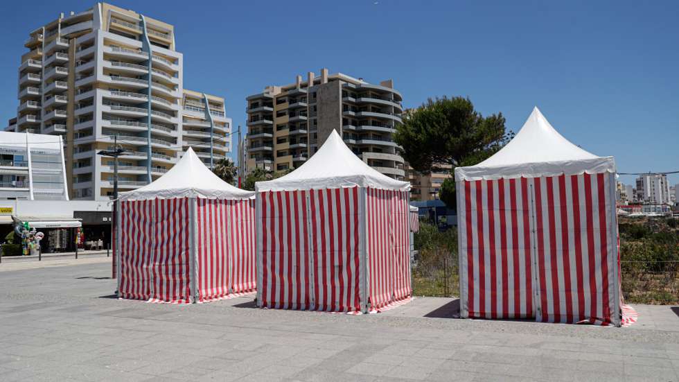Falta de turistas na praia da Rocha devido à pandemia de covid-19 leva ao desespero de muitos comerciantes, que são obrigados a fecharem as portas por falta de clientes, em Portimão, 24 de junho de 2021. (ACOMPANHA TEXTO DA LUSA DO DIA 27 DE JUNHO DE 2021). LUÍS FORRA/LUSA