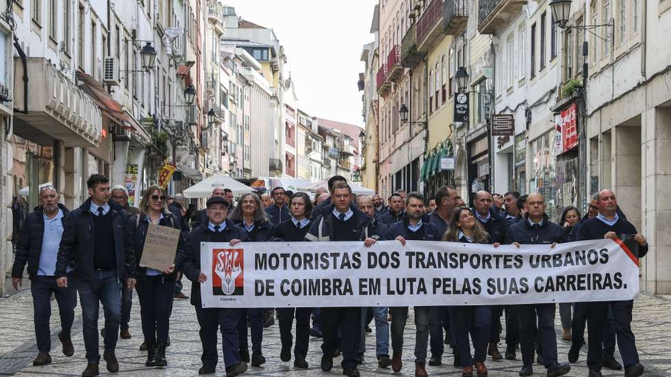 Trabalhadores dos Serviços Municipalizados dos Transportes Urbanos de Coimbra (SMTUC) durante o desfile até à Câmara Municipal de Coimbra onde entregaram uma cópia de um abaixo-assinado pela valorização da carreira, no âmbito da greve que hoje iniciam, Coimbra, 10 de janeiro de 2025. PAULO NOVAIS/LUSA