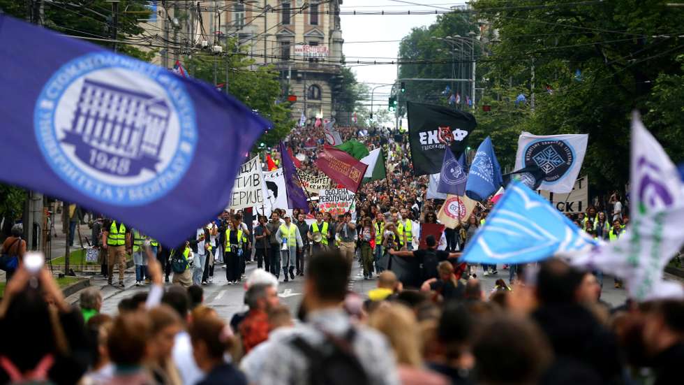 epa12128480 University students march during a rally against new higher education law in Belgrade, Serbia, 23 May 2025. University of Belgrade students staged a protest against proposed changes to higher education legislation and salary structures. Their demands include halting the commercialization of education and initiating early parliamentary elections.  EPA/ANDREJ CUKIC