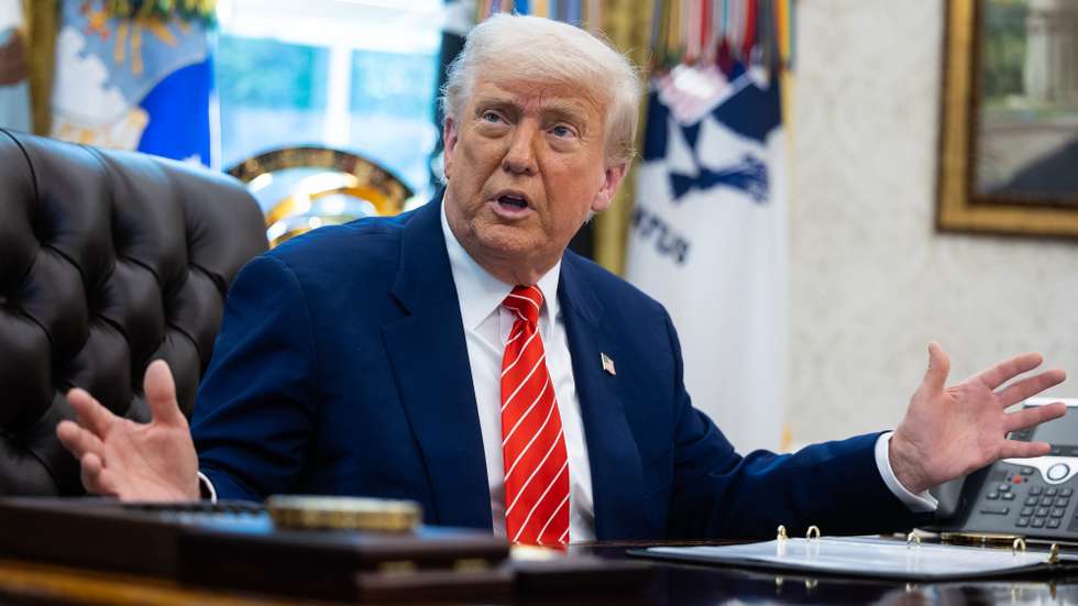 epa12146148 US President Donald Trump holds during a press conference in the Oval Office at the White House in Washington, DC, USA, 30 May 2025.  EPA/FRANCIS CHUNG / POOL