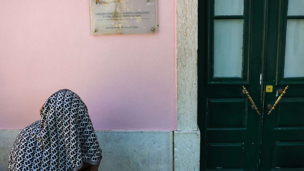 Dezenas de imigrantes, na maioria angolanos, aguardam há dias a validação dos seus documentos na Direção Geral dos Assuntos Consulares (DGAC),  junto à qual várias pessoas têm dormido na rua, em cima de cartões, para assegurar o atendimento, Lisboa, 21 de maio de 2025.  MANUEL DE ALMEIDA/LUSA