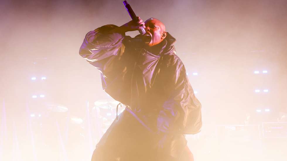 epaselect epa11933882 British singer Deborah Anne Dyer, aka Skin, lead singer of rock band Skunk Anansie, performs at Campo Pequeno, in Lisbon, Portugal, on the second date of their European Tour, 01 March 2025.  EPA/JOSE SENA GOULAO