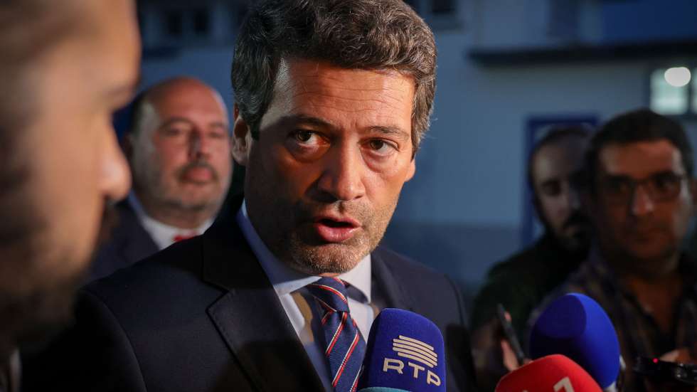 O presidente do Chega, André Ventura, fala aos jornalistas à chegada para participar no 20.º Conselho Nacional do partido para aprovação das contas anuais do partido, nomeadamente o orçamento para 2025 e contas do exercício de 2024, análise dos resultados eleitorais e análise geral da situação política, Moita, Setúbal, 30 de maio de 2025. MANUEL DE ALMEIDA/LUSA