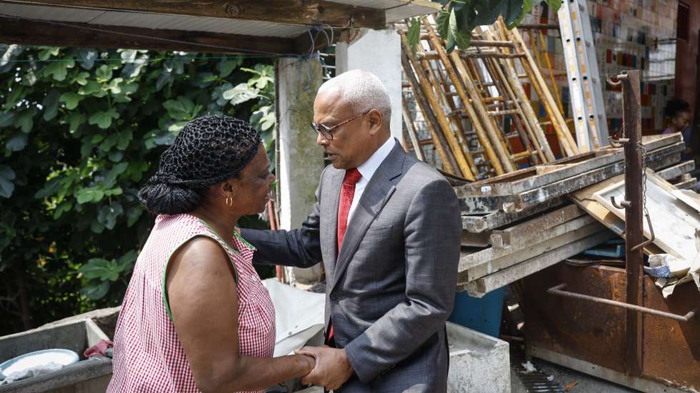O presidente da República de Cabo Verde, José Maria Neves (D), cumprimenta uma moradora, durante uma visita a Portugal, (terceira Presidência na Diáspora, depois dos Estados Unidos da América e de São Tomé e Príncipe), no bairro da Cova da Moura, na Amadora, 03 de junho de 2025. ANTÓNIO PEDRO SANTOS/LUSA