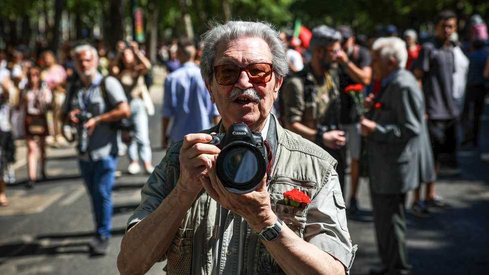 Foto de arquivo de 25 de abril de 2023. O fotojornalista Eduardo Gageiro, conhecido por imagens históricas captadas na Revolução do 25 de Abril, morreu durante a madrugada de hoje, em Lisboa, aos 90 anos, 04 de junho de 2025. JOSÉ SENA GOULÃO/LUSA