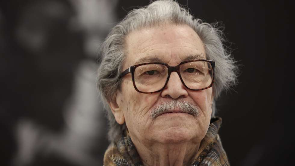 O fotógrafo Eduardo Gageiro, posa para a fotografia durante a sua exposição “Factum”, patente na Cordoaria Nacional, em Lisboa, 8 de março de 2024. CARLOS M. ALMEIDA/LUSA