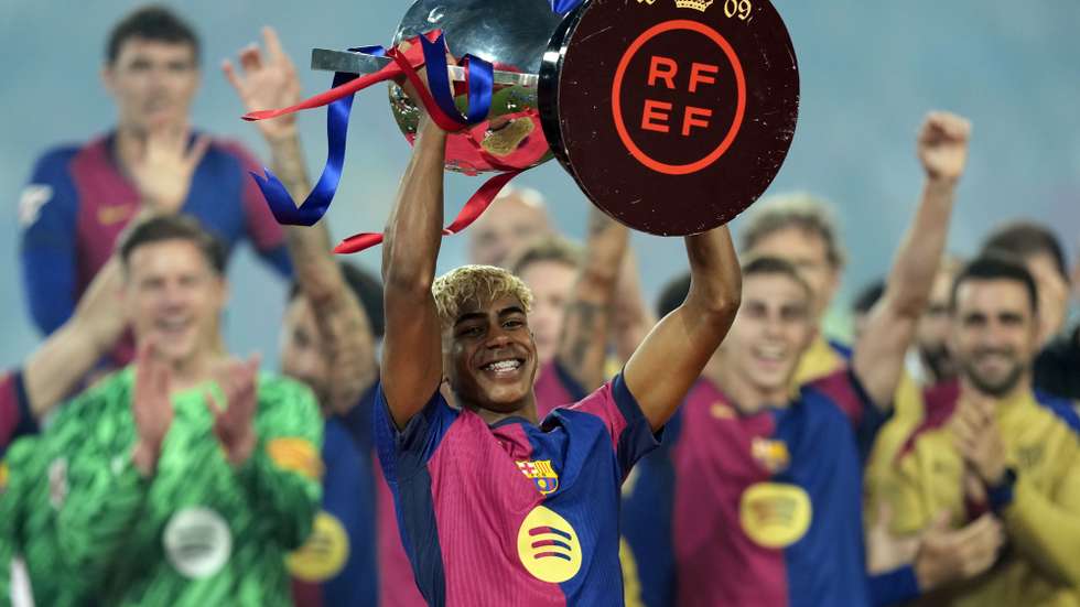 epa12114777 FC Barcelona's Lamine Yamal lifts the LaLiga trophy after the Spanish LaLiga soccer match between FC Barcelona and Villarreal CF, in Barcelona, Spain, 18 May 2025.  EPA/Enric Fontcuberta