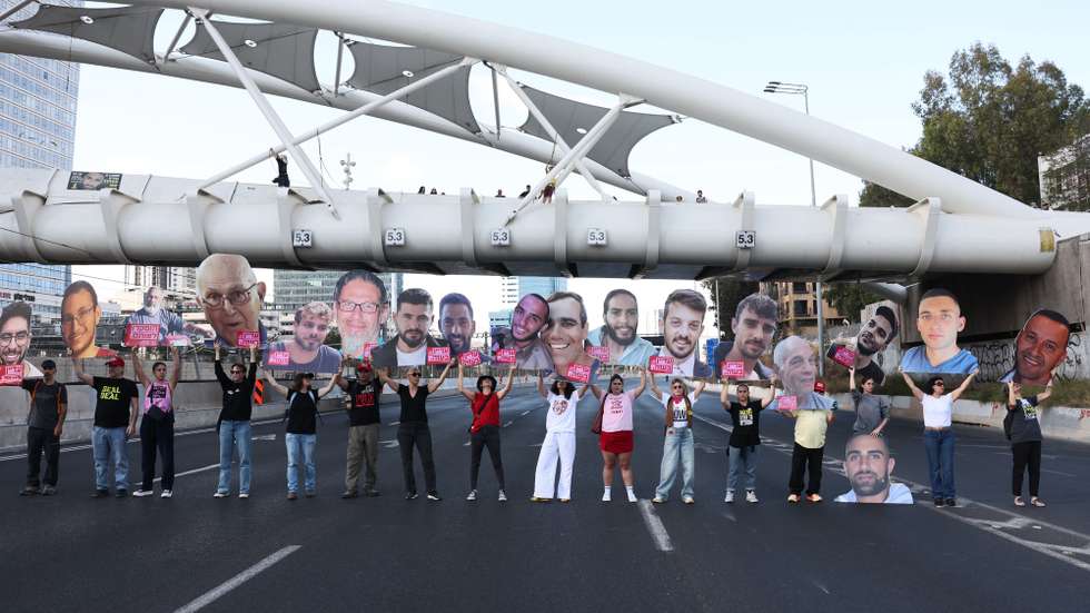 epa12139881 Families of Israeli hostages held by Hamas in Gaza and their supporters block the Ayalon main highway during a protest marking 600 days since 07 October 2023, calling for the completion of the hostage deal between Israel and Hamas, in Tel Aviv , Israel, 28 May 2025. According to the Israeli army (IDF) spokesperson, around 58 Israeli hostages remain in captivity in the Gaza Strip, including the bodies of at least 35 confirmed dead.  EPA/ABIR SULTAN