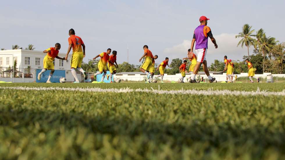 Jogadores da seleção nacional de Timor-Leste Sub-23 durante uma sessão de treino Estádio Nacional de Timor-Leste,em Díli, 14 de outubro de 2013. O futebol de Timor-Leste tem crescido aos poucos, mas nos campeonatos asiáticos as equipas timorenses já são uma "ameaça" apesar das dificuldades financeiras da Federação de Futebol e da falta de infraestruturas desportivas do país. (ACOMPANHA TEXTO). ANTONIO AMARAL / LUSA