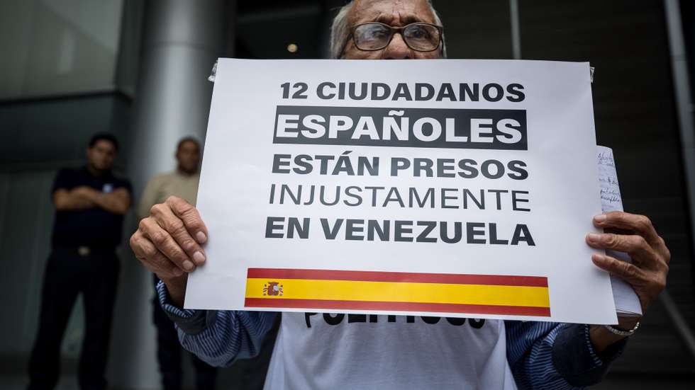epa12087654 A protester holds a placard reading '12 Spanish citizens are unjustly imprisoned in Venezuela' during a demonstration near the European Union embassy in Caracas, Venezuela, 09 May 2025. A group of activists and relatives of political prisoners in Venezuela have urged the European Union (EU) to mediate with the government of Nicolas Maduro to secure the release of these prisoners, including nearly thirty European nationals.  EPA/MIGUEL GUTIERREZ