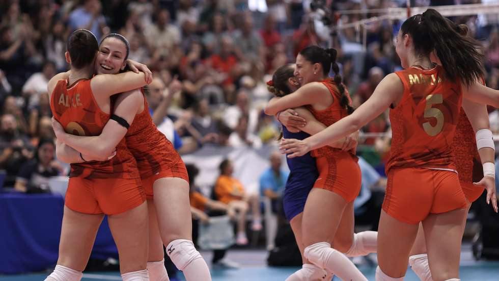 As jogadoras de Portugal festejam a vitória no final do jogo da European Golden League feminina, Portugal vs Eslovénia, realizado no Pavilhão dos Desportos, Vila do Conde, 08 Junho 2025, MANUEL FERNANDO ARAUJO/LUSA