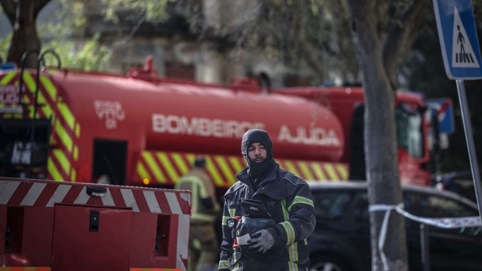 Bombeiros procedem aos trabalhos de rescaldo num incêndio que deflagrou na zona de Alcântara, em Lisboa, 31 de março de 2025. ANTÓNIO COTRIM/LUSA
