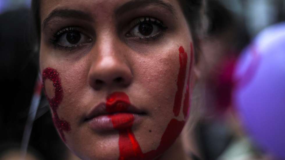epa05602947 A woman participates at a protest against feminicide in Rio de Janeiro, Brazil, 25 October 2016. Under the slogan 'Not one less' hundreds of women rallied in order to ask for the eradication of such crimes in Latin America.  EPA/ANTONIO LACERDA