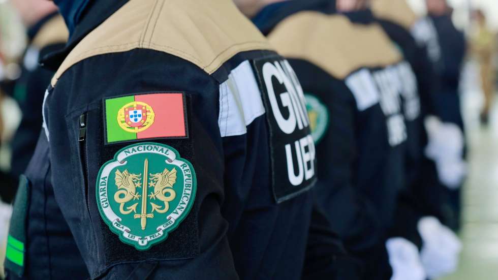 Insígnia da Guarda Nacional Republicana (GNR), durante a cerimónia militar comemorativa do Dia da Unidade de Emergência Proteção e Socorro da Guarda Nacional Republicana, na Guarda, 14 de abril de 2025. MIGUEL PEREIRA DA SILVA/LUSA