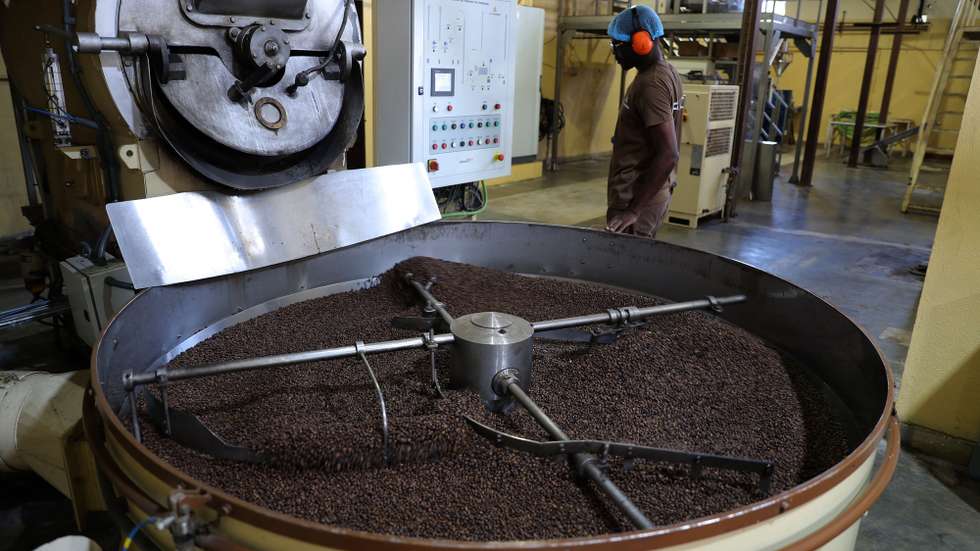 Funcionários embalam caixas de café nas instalações da Angonabeiro, em Luanda, Angola, 03 de abril de 2023. AMPE ROGÉRIO/LUSA