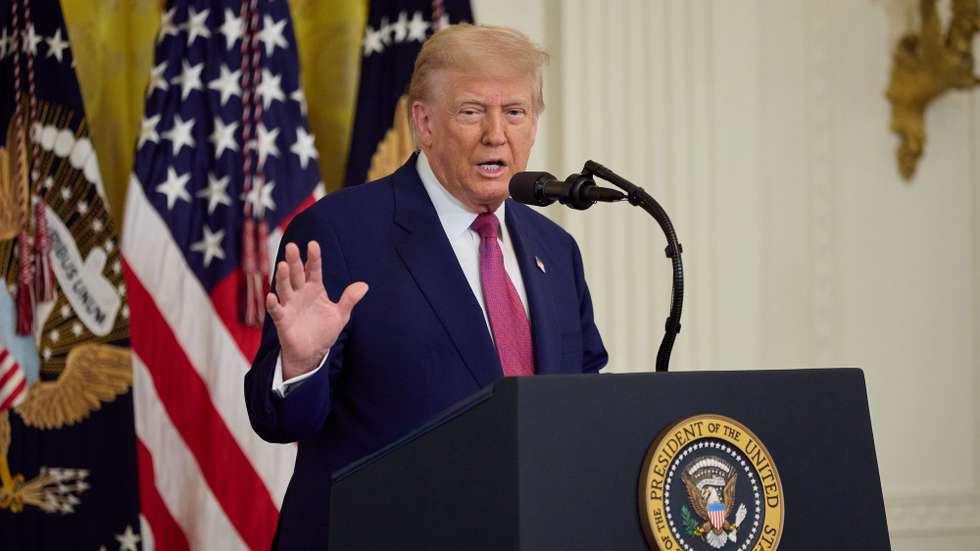epa12171968 US President Donald Trump speaks before signing resolutions that block California's rule phasing out gas-powered cars and ending the sale of new ones by 2035, in the East Room of the White House in Washington, DC, USA, 12 June 2025.  EPA/ALLISON DINNER
