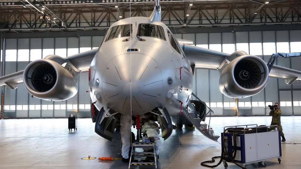 Uma aeronave um KC- 390, observada pelo ministro da Defesa Nacional, Nuno Melo, durante a visita à Esquadra 506 na Base Aérea N.º 11. Beja, 26 de março de 2025. NUNO VEIGA/LUSA