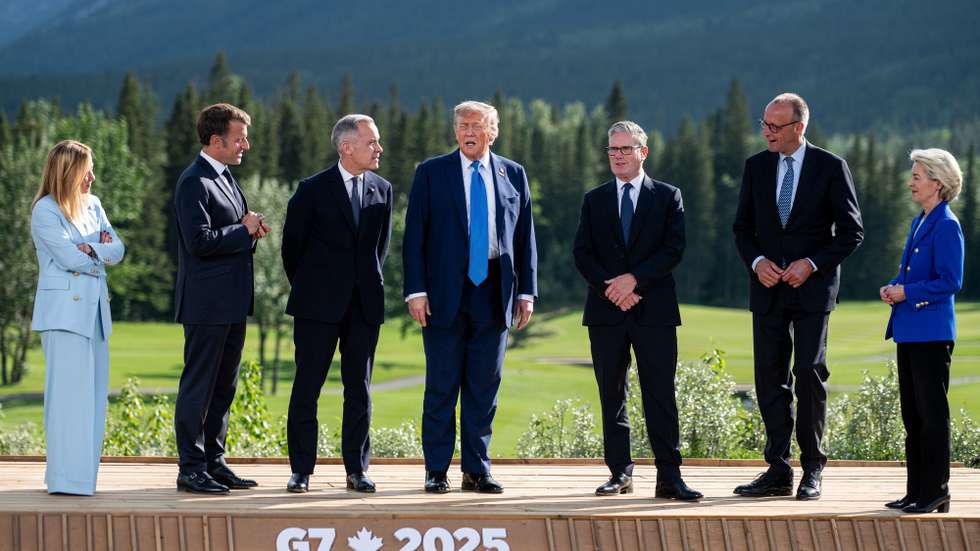 epa12180123 US President Donald Trump (C-R) speaks to reporters during a family photo at the G7 Summit in Kananaskis, Alberta, Canada, 16 June 2025.  EPA/SPENCER COLBY