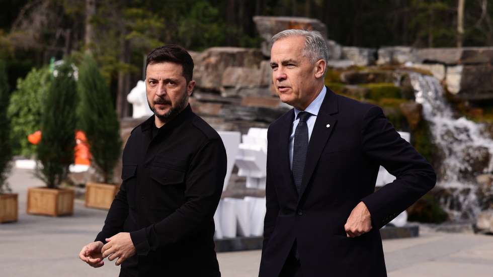 epa12181321 Prime Minister of Canada Mark Carney (R) welcomes President of Ukraine Volodymyr Zelensky (L) to the G7 Summit in Kananaskis, Canada, 17 June 2025. World leaders are gathering from 15 to 17 June 2025 for the annual G7 Summit.  EPA/TERESA SUAREZ / POOL