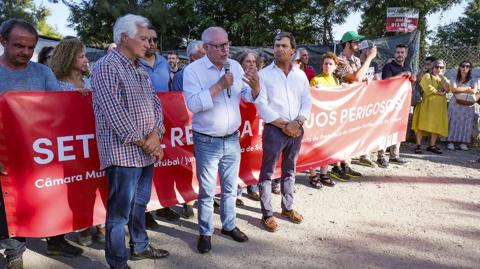 O presidente da Câmara Municipal de Setúbal, André Martins (C), discursa durante a concentração à porta da empresa que tem realizado despejos ilegais de resíduos em Poçoilos, Setúbal, 17 de junho de 2025. O protesto foi organizado pela Câmara Municipal de Setúbal e pelas juntas de freguesia de São Sebastião e Gâmbia-Pontes-Alto da Guerra. RUI MINDERICO/LUSA