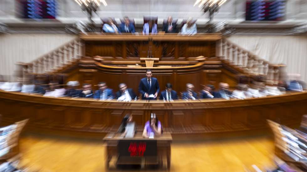 O primeiro-ministro, Luis Montenegro, usa da palavra durante a sessão plenária de apresentação do Programa do XXV Governo Constitucional, na Assembleia da República, em Lisboa, 17 de junho de 2025. JOSÉ SENA GOULÃO/LUSA