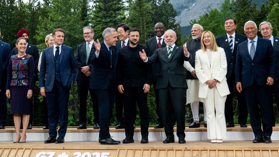 epaselect epa12182201 Canadian Prime Minister Mark Carney (front row 3-L), gestures towards reporters as he attempts to re-direct President of Brazil Luiz Inacio Lula da Silva's (front row 3-R) attention towards waiting photographers and videographers during an extended family photo at the G7 Leaders' Summit in Kananaskis, Alberta, Canada, 17 June 2025. World leaders are gathering from 15 to 17 June 2025 for the annual G7 Summit.  EPA/SPENCER COLBY