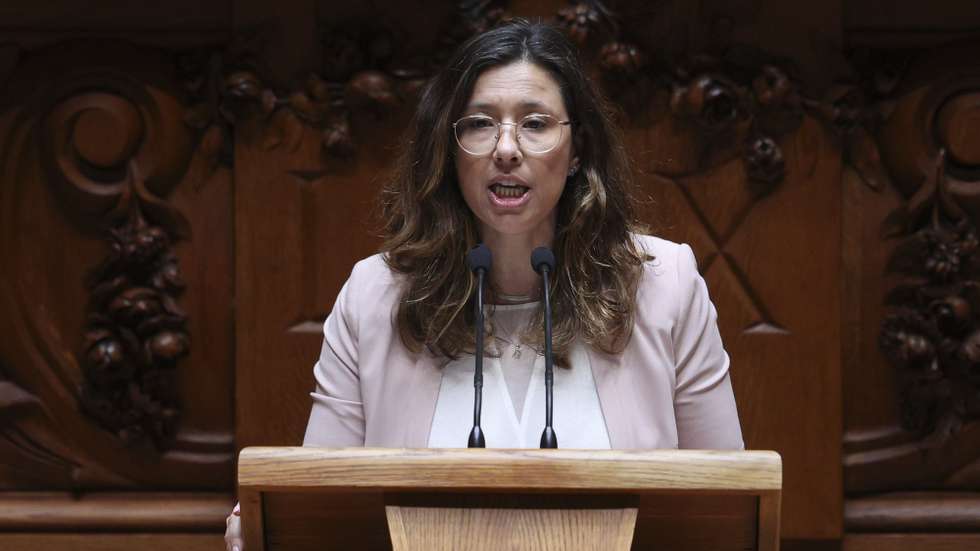 A deputada da IL, Mariana Leitão, intervém na sessão plenária de apresentação do Programa do XXV Governo Constitucional, na Assembleia da República, em Lisboa, 18 de junho de 2025. MIGUEL A. LOPES/LUSA