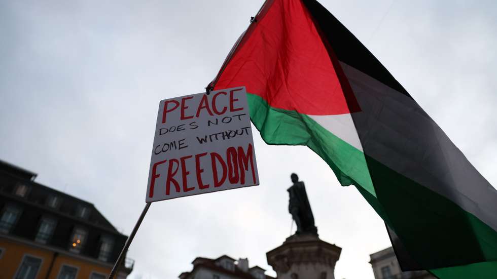 Participantes numa manifestação pela paz no Médio Oriente gritam palavras de ordem na iniciativa da CGTP-IN, do Movimento pelos Direitos do Povo Palestino e pela Paz no Médio Oriente, do Conselho Português para a Paz e Cooperação e do Projeto Ruído. A manifestação tem o lema "Cessar-Fogo Permanente - Fim à ocupação da Palestina - Paz no Médio Oriente", Lisboa, 18 de fevereiro de 2025. NUNO VEIGA/LUSA