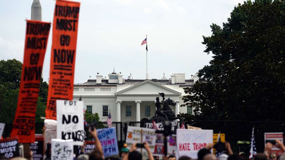 epa12175892 People participate in a 'No Kings' protest outside the White House in Washington, DC, USA, 14 June 2025.  'No Kings' protests are expected to be held all over the country to protest President Donald Trump and his administration’s policies.  EPA/WILL OLIVER