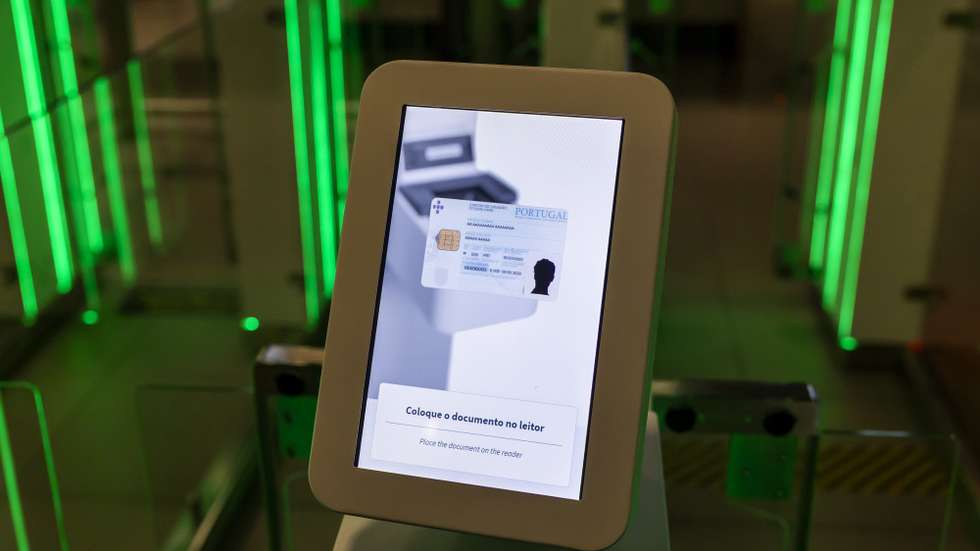 Novo sistema de controlo (de cidadãos fora do Espaço Schengen) das fronteiras externas, instalado no Aeroporto Humberto Delgado, em Lisboa, 15 de abril de 2025.  JOSÉ SENA GOULÃO/LUSA